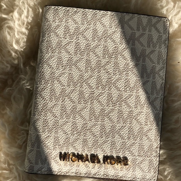 ***NEW‼️MK Passport Holder - Picture 3 of 5